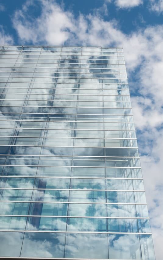 edificio y nubes